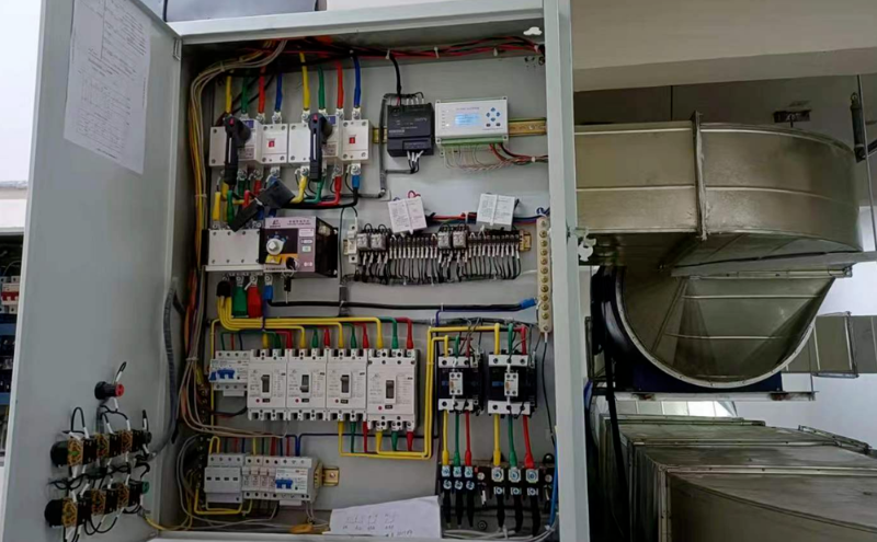 余壓控制器安裝于正壓風機配電箱內部